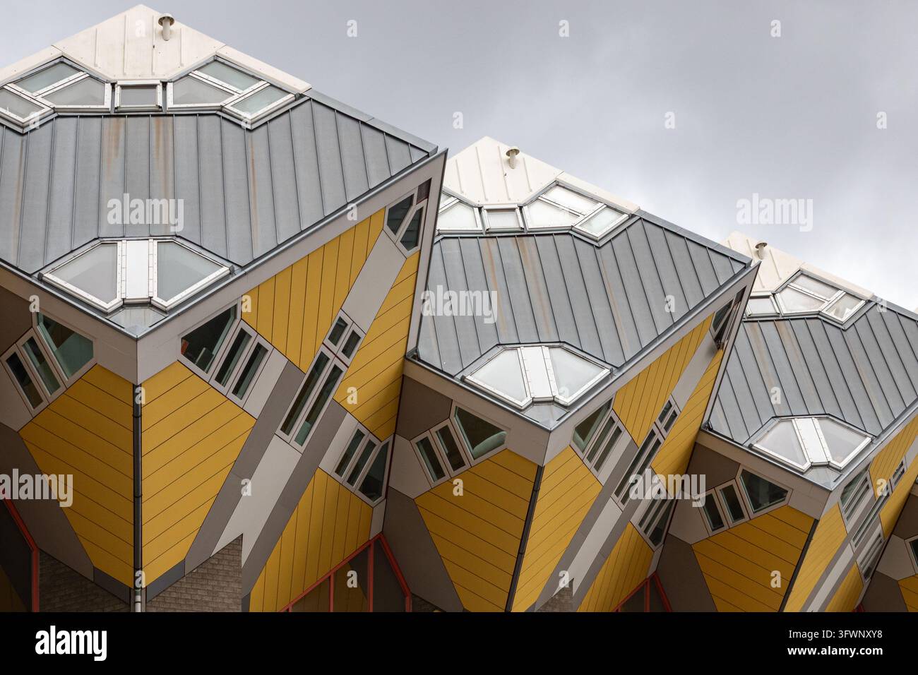 Rotterdam, Paesi Bassi – 25 febbraio 2023: Vista delle iconiche case cubiche Kubuswoningen con le loro facciate gialle distintive e la struttura geometrica del tetto Foto Stock