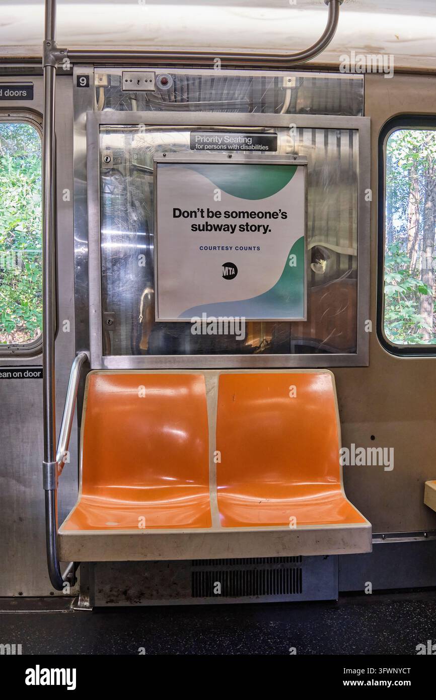 Coppia di sedili vuoti della metropolitana di New York City ripresi direttamente all'altezza degli occhi Foto Stock