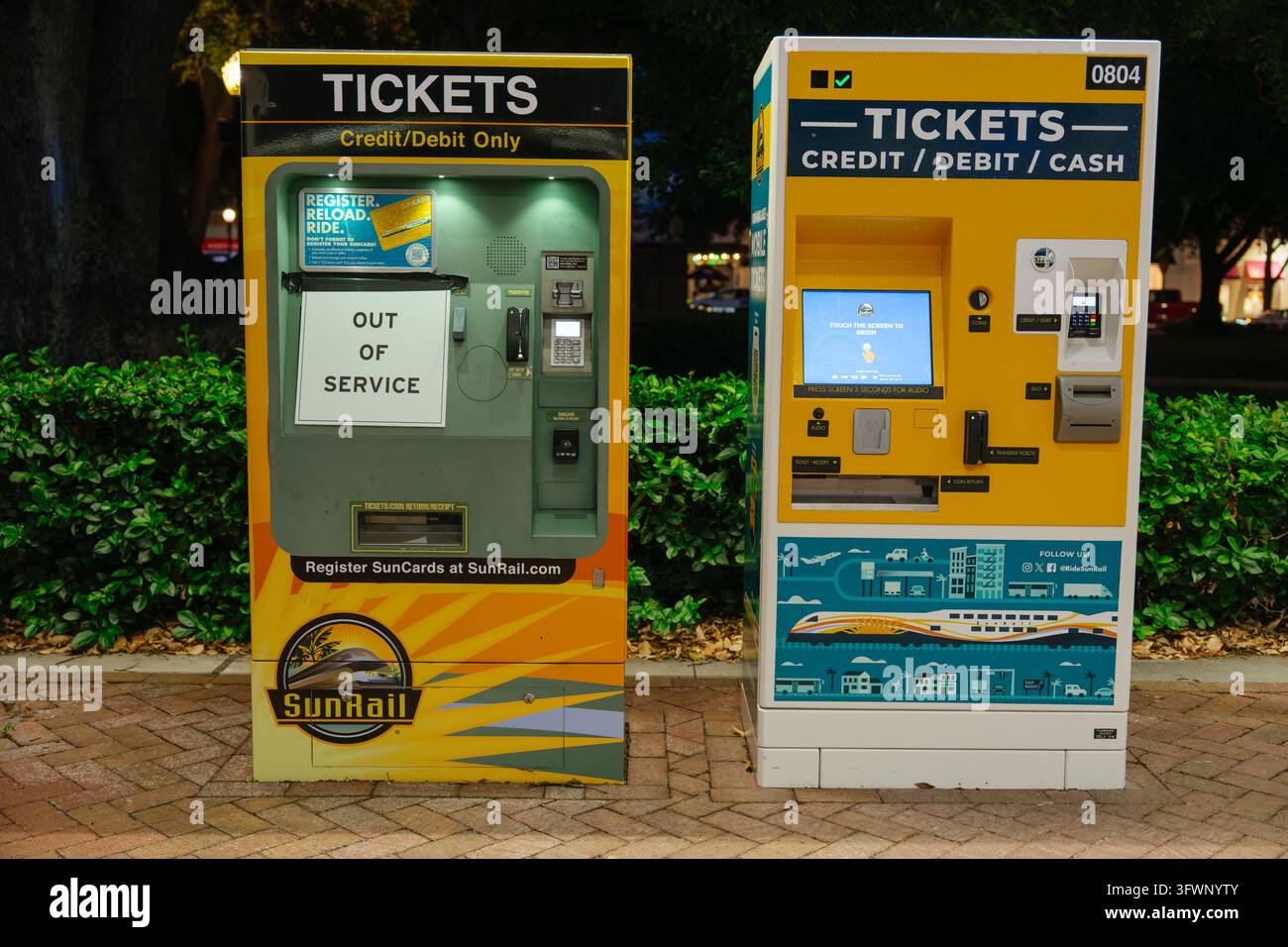 Distributori di biglietti Sun Rail di notte a Winter Park Foto Stock