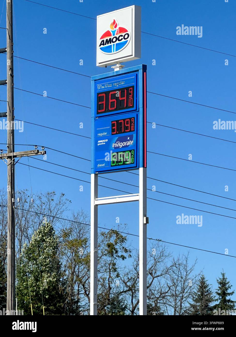 Segnale di prezzo digitale presso una stazione di servizio Amoco. 18 ottobre 2026 - Westville, Indiana - Immagine stock catturata con smartphone