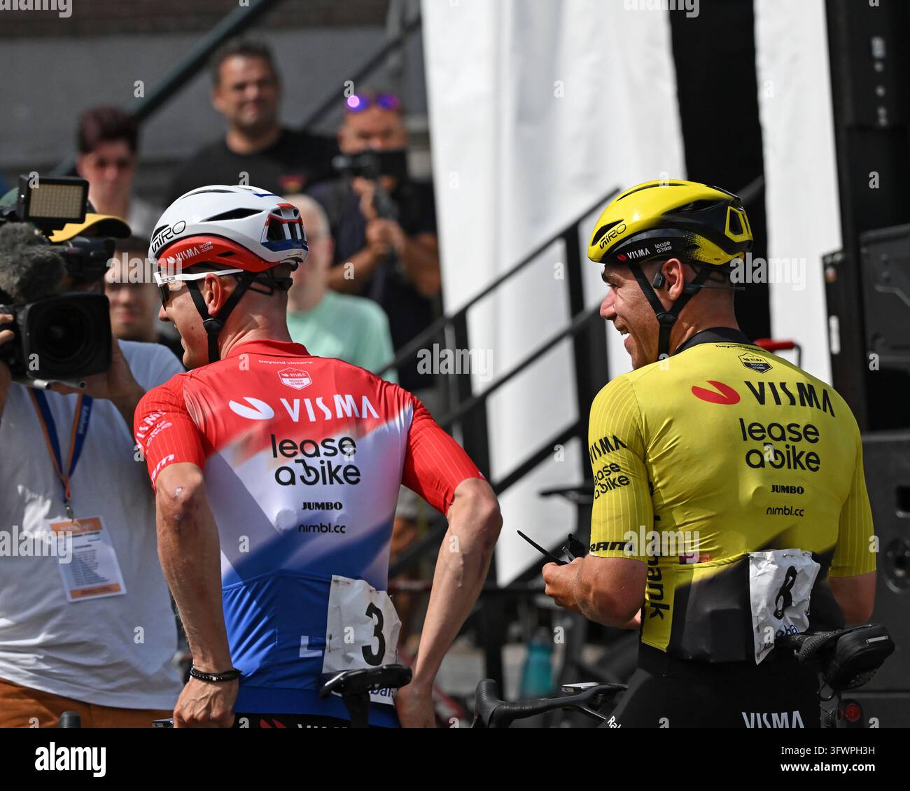 Fabio Jacobsen (a destra) che chiacchiera con il suo nuovo compagno di squadra Wilco Kelderman Foto Stock