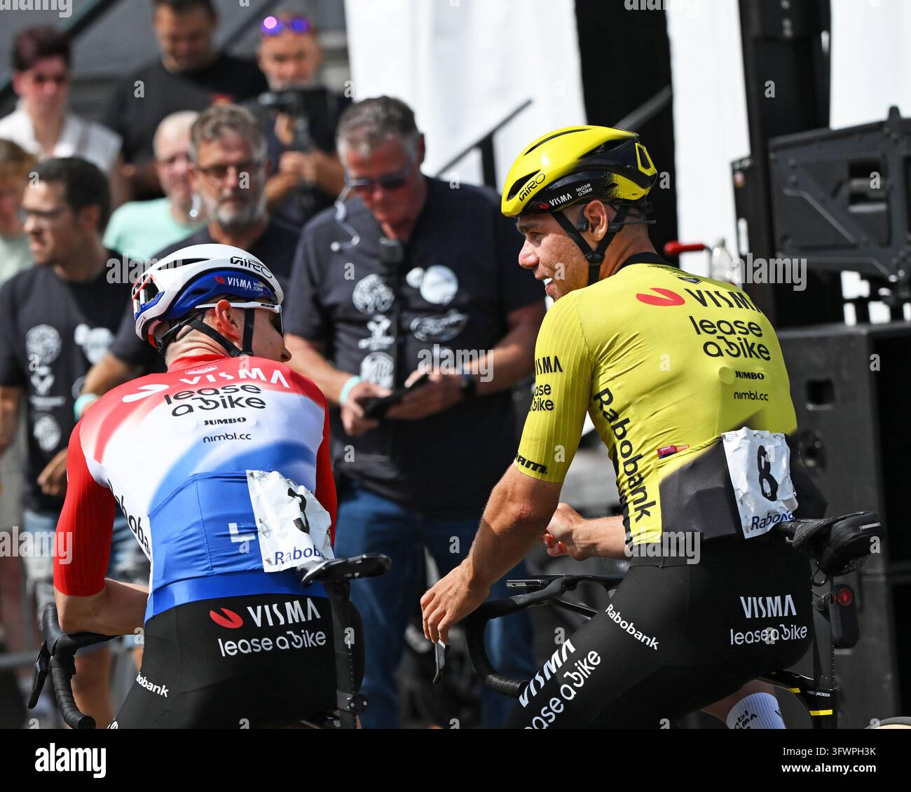 Fabio Jacobsen (a destra) che chiacchiera con il suo nuovo compagno di squadra Wilco Kelderman Foto Stock