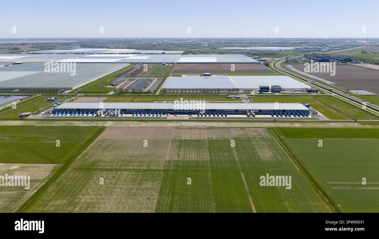 Vista aerea di un campus di data center hyperscale con unità di raffreddamento HVAC e generatori di riserva, che supporta carichi di lavoro AI, cloud computing e dati massicci Foto Stock
