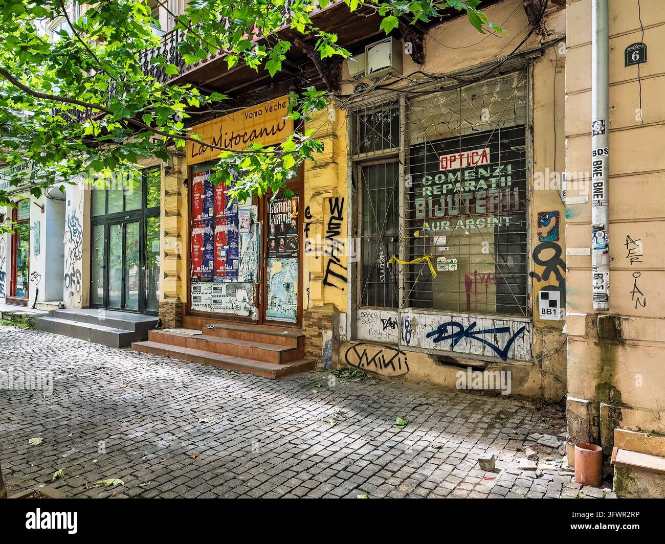 Bucarest, Romania, Europa - 30 maggio 2024: Via Franceza, lato opposto al Museo di Storia Rumena. Fila di piccoli negozi al dettaglio con t Foto Stock