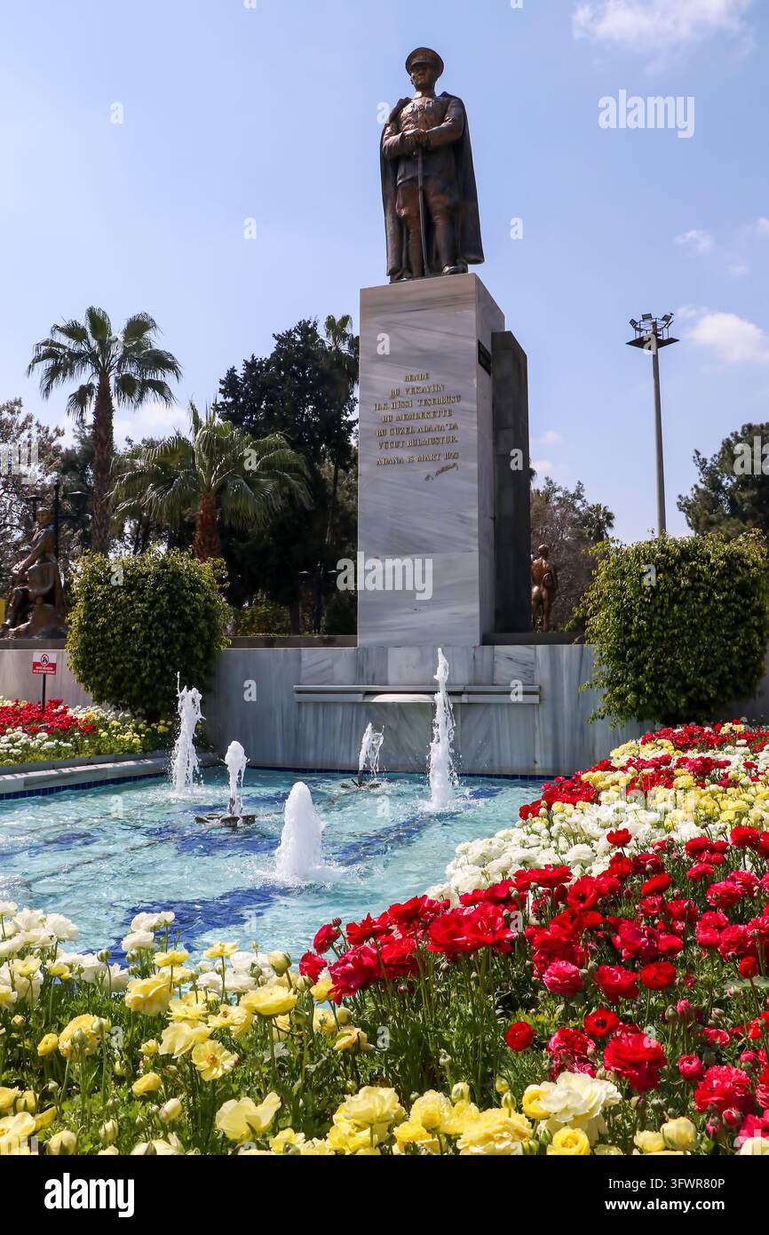 Il monumentale Atatürk storico e la fontana d'acqua circondati da fiori colorati in fiore nel parco Atatürk di Adana, Turchia Foto Stock