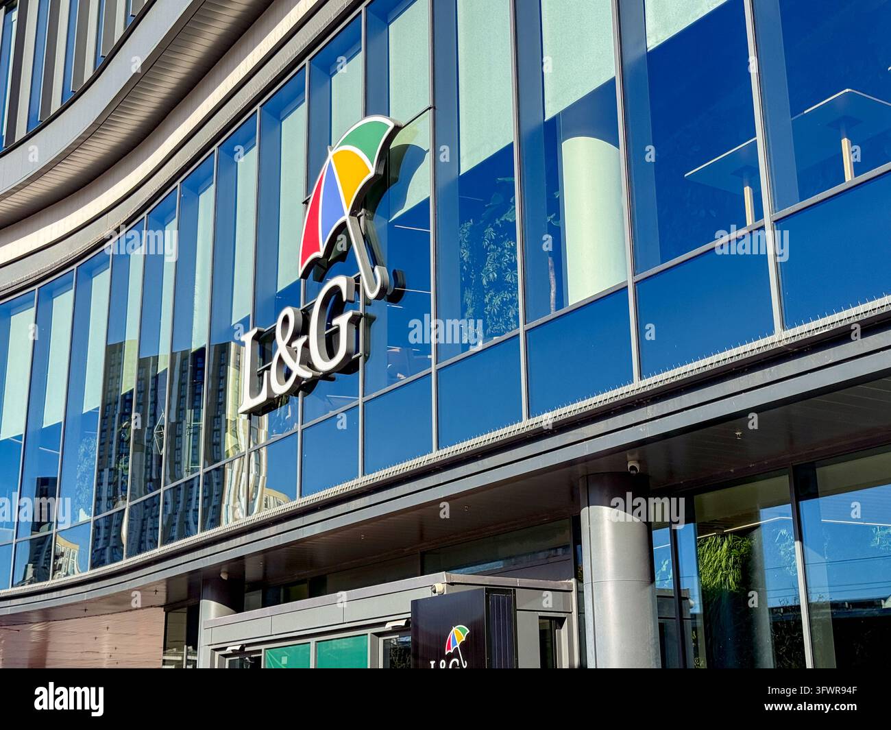 Cardiff, Galles, Regno Unito - 16 ottobre 2026: Vista esterna del cartello sopra l'ingresso dell'ufficio di Legal & General nel centro città di Cardiff. È uno dei - Immagine stock catturata con smartphone