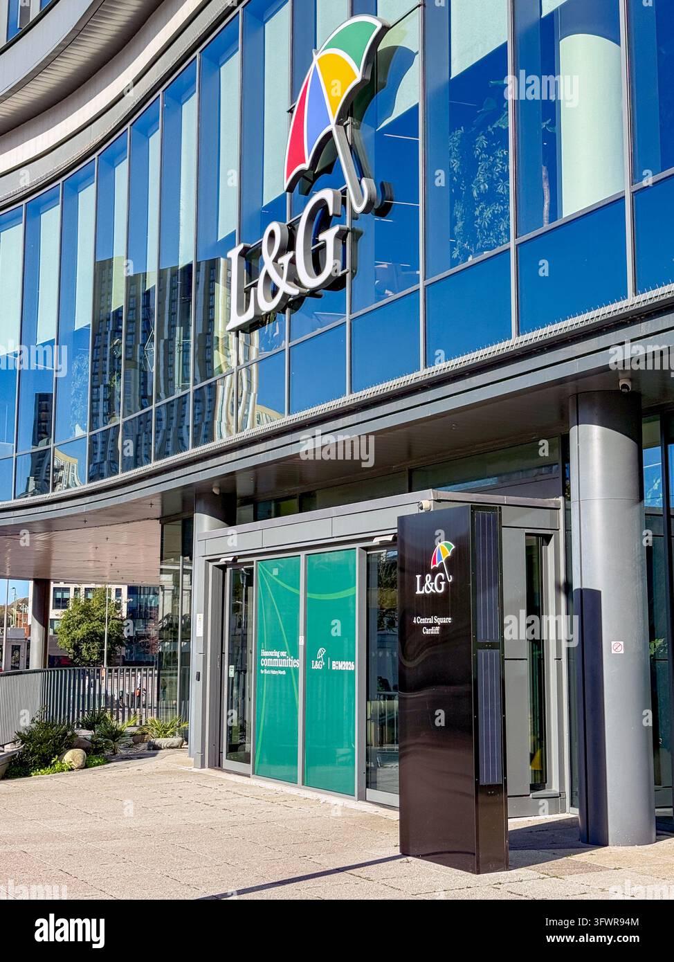 Cardiff, Galles, Regno Unito - 16 ottobre 2026: Vista esterna del cartello sopra l'ingresso dell'ufficio di Legal & General nel centro città di Cardiff. È uno dei - Immagine stock catturata con smartphone