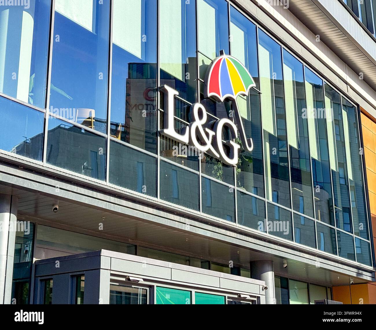 Cardiff, Galles, Regno Unito - 16 ottobre 2026: Vista esterna del cartello sopra l'ingresso dell'ufficio di Legal & General nel centro città di Cardiff. È uno dei - Immagine stock catturata con smartphone
