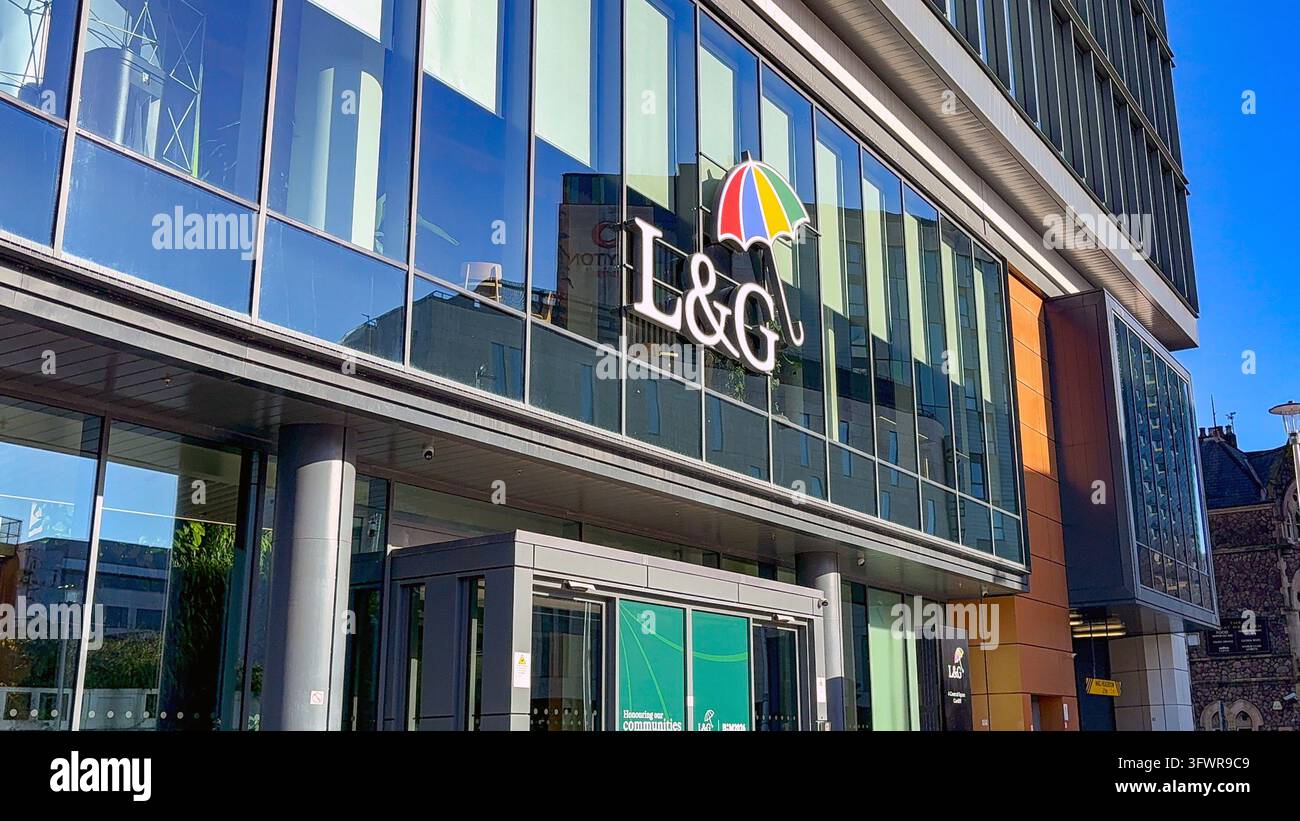 Cardiff, Galles, Regno Unito - 16 ottobre 2026: Vista esterna del cartello sopra l'ingresso dell'ufficio di Legal & General nel centro città di Cardiff. È uno dei - Immagine stock catturata con smartphone