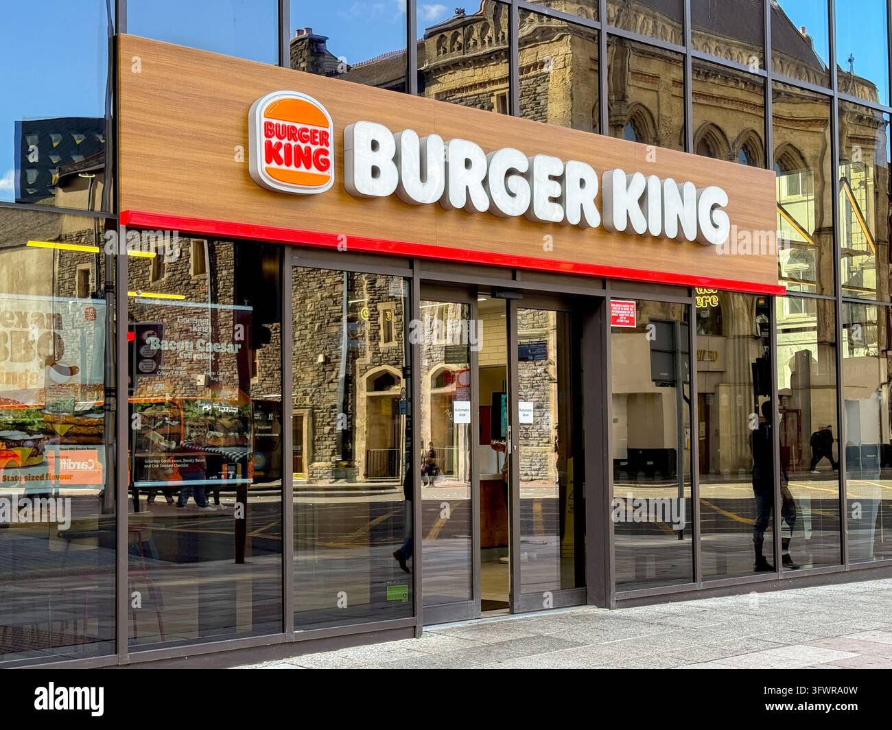 Cardiff, Galles, Regno Unito - 16 ottobre 2026: Vista esterna di una filiale della catena di ristoranti fast food Burger King nel centro città di Cardiff. - Immagine stock catturata con smartphone
