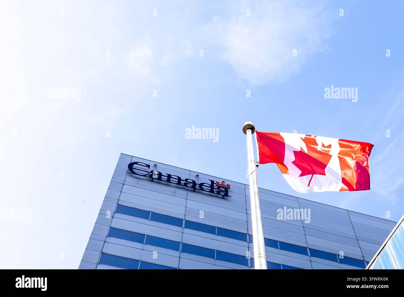 Un cartello del governo del Canada sull'edificio con la bandiera nazionale è visibile a Ottawa, Ontario, Canada Foto Stock