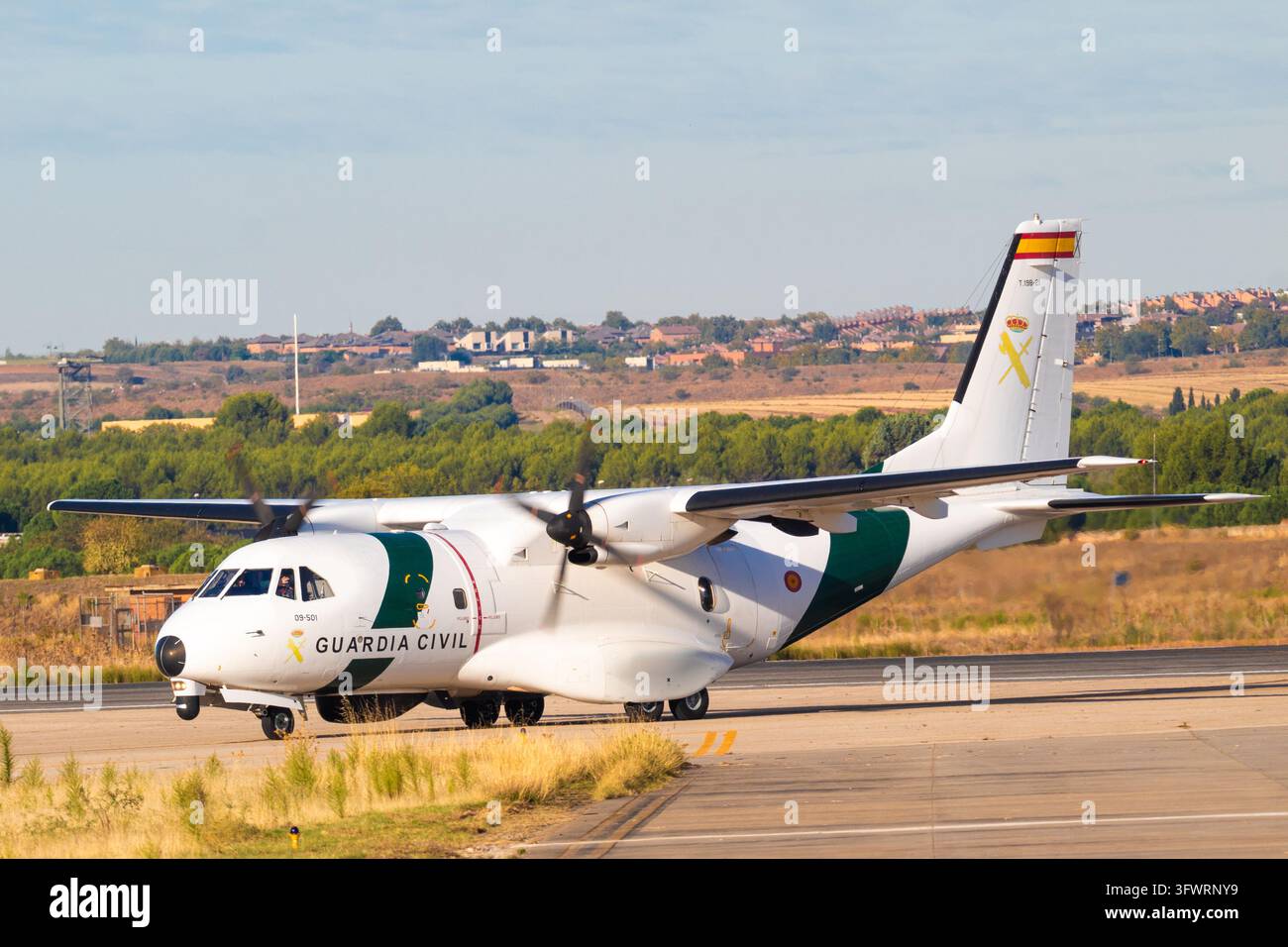 Torrejon de Ardoz, Spagna - 12 ott 2026: Aereo bimotore turbopropulsore CASA CN-235 T.19B-21 (09-501) del servizio aereo della Guardia Civil spagnola in taxi Foto Stock
