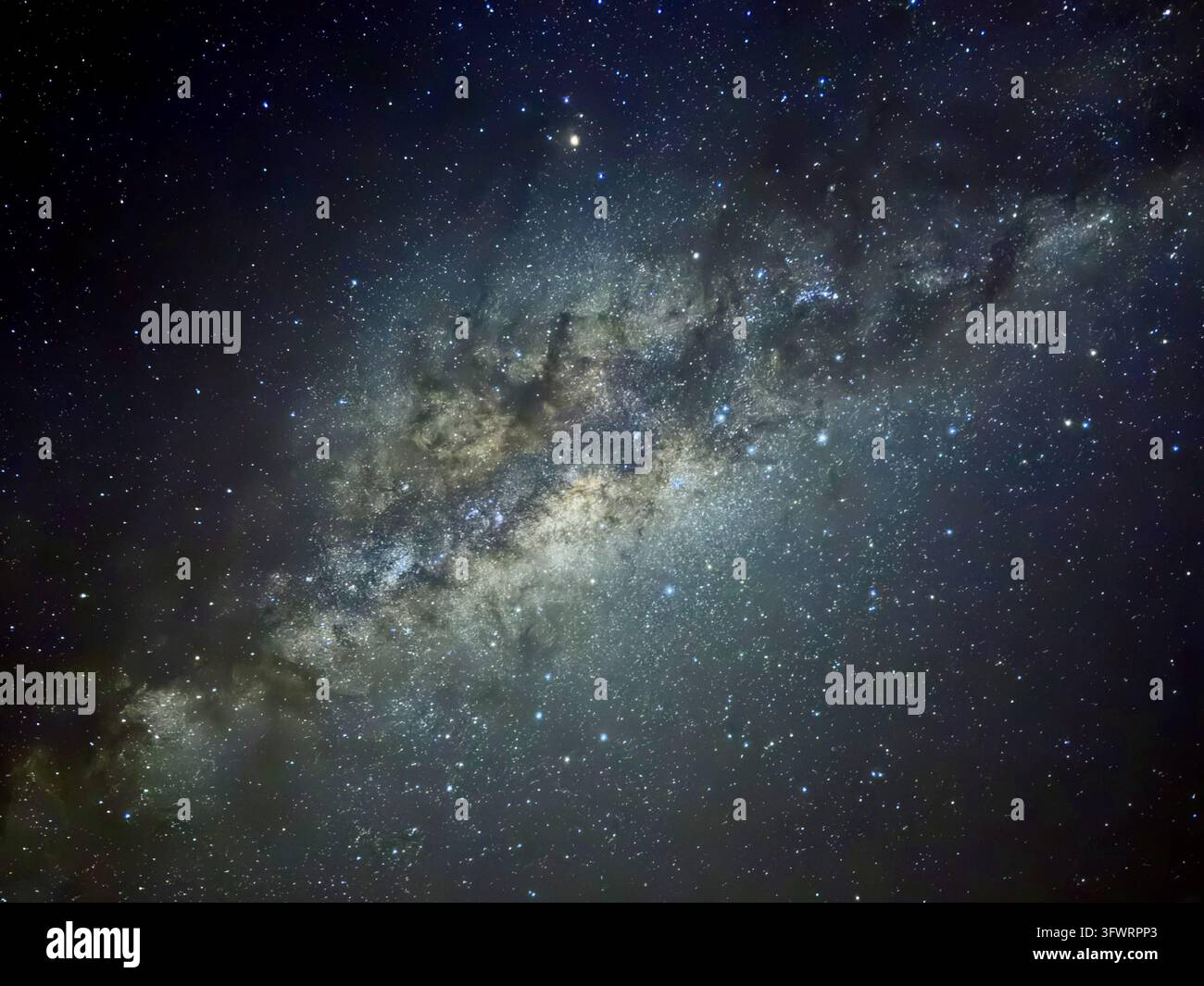 La brillante banda centrale della Via Lattea riempie il cielo notturno limpido sopra il deserto di Namib vicino a Sossusvlei, Namibia. Foto Stock
