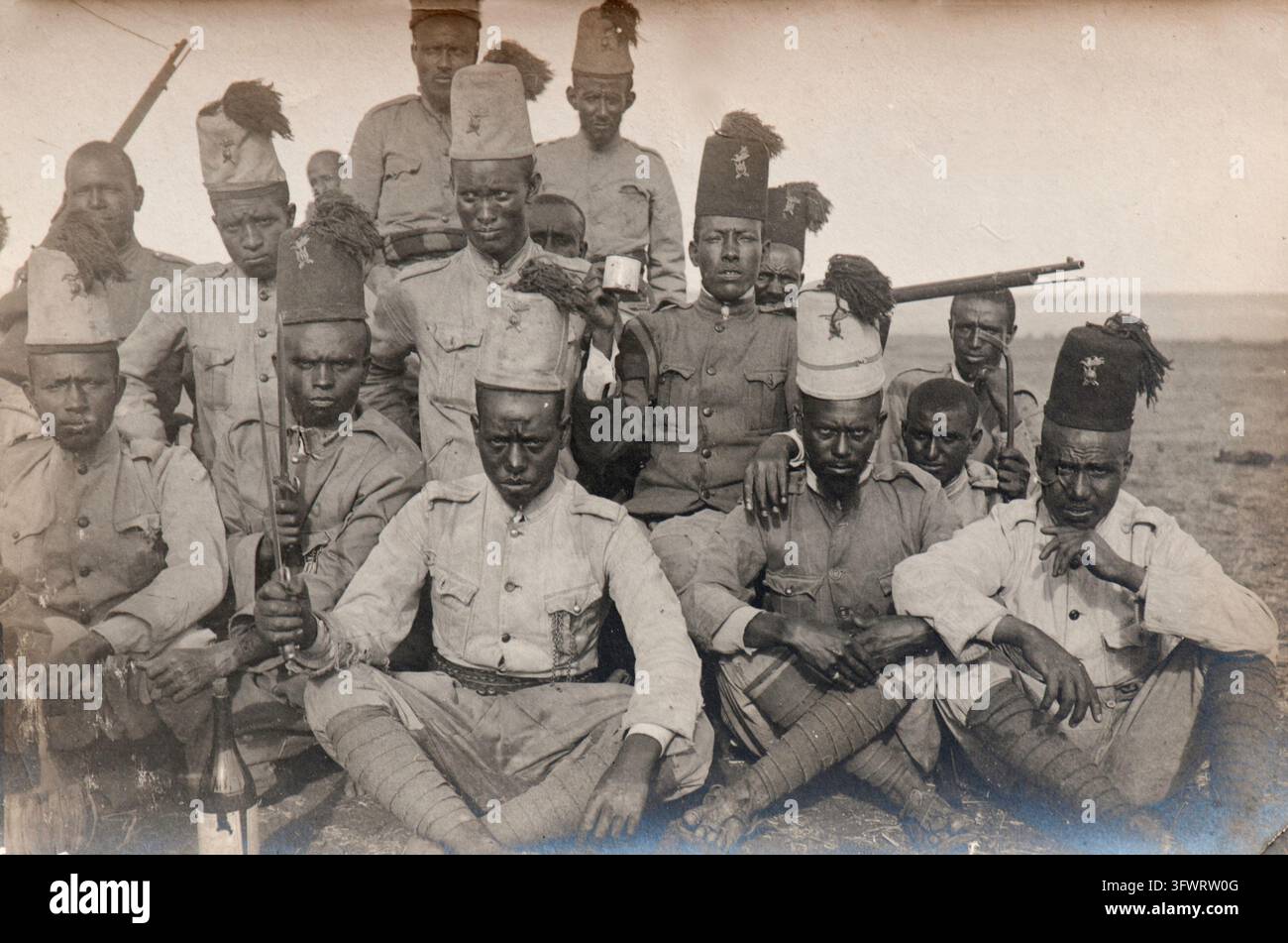 Foto dei primi anni '20 che ritrae un gruppo di soldati indigeni feroci reclutati durante il periodo coloniale italiano nel Corno d'Africa (come i dubats somali o gli Ascari). La foto mostra soldati che posano con pugnali e fucili Foto Stock