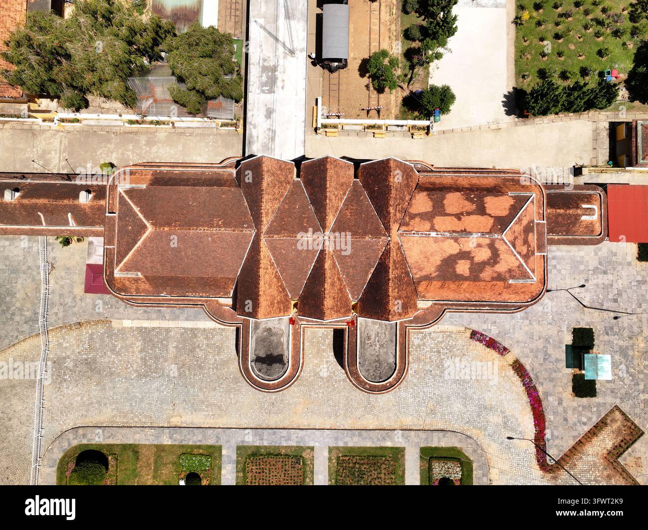 Vista aerea della storica stazione ferroviaria di Da Lat con il suo caratteristico tetto a tegole, i binari ferroviari e i giardini circostanti a Da Lat, Lam Dong, Vietnam Foto Stock