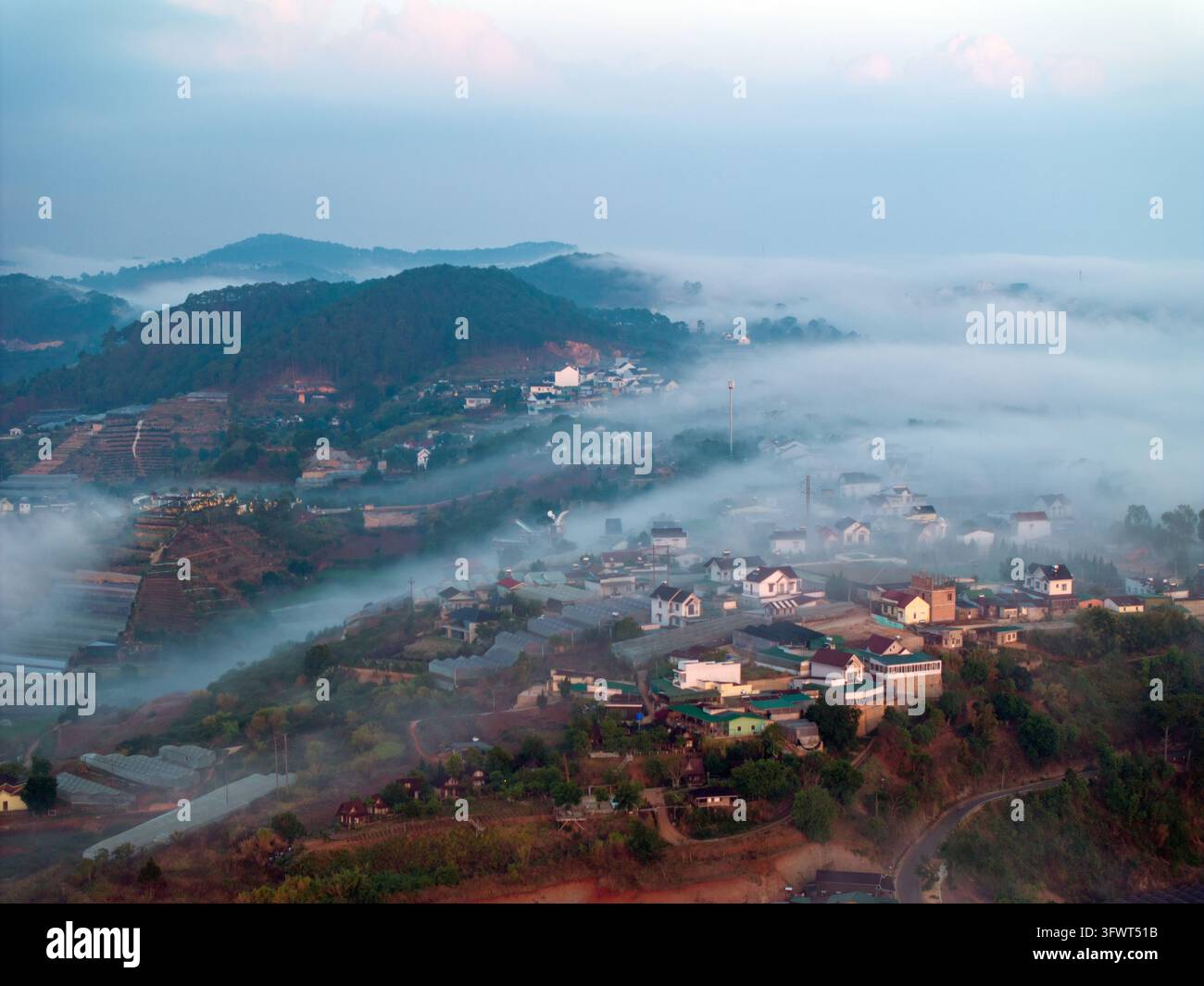 Veduta aerea delle colline nebbiose e delle case a Da Lat, Lam Dong, Vietnam. Foto Stock