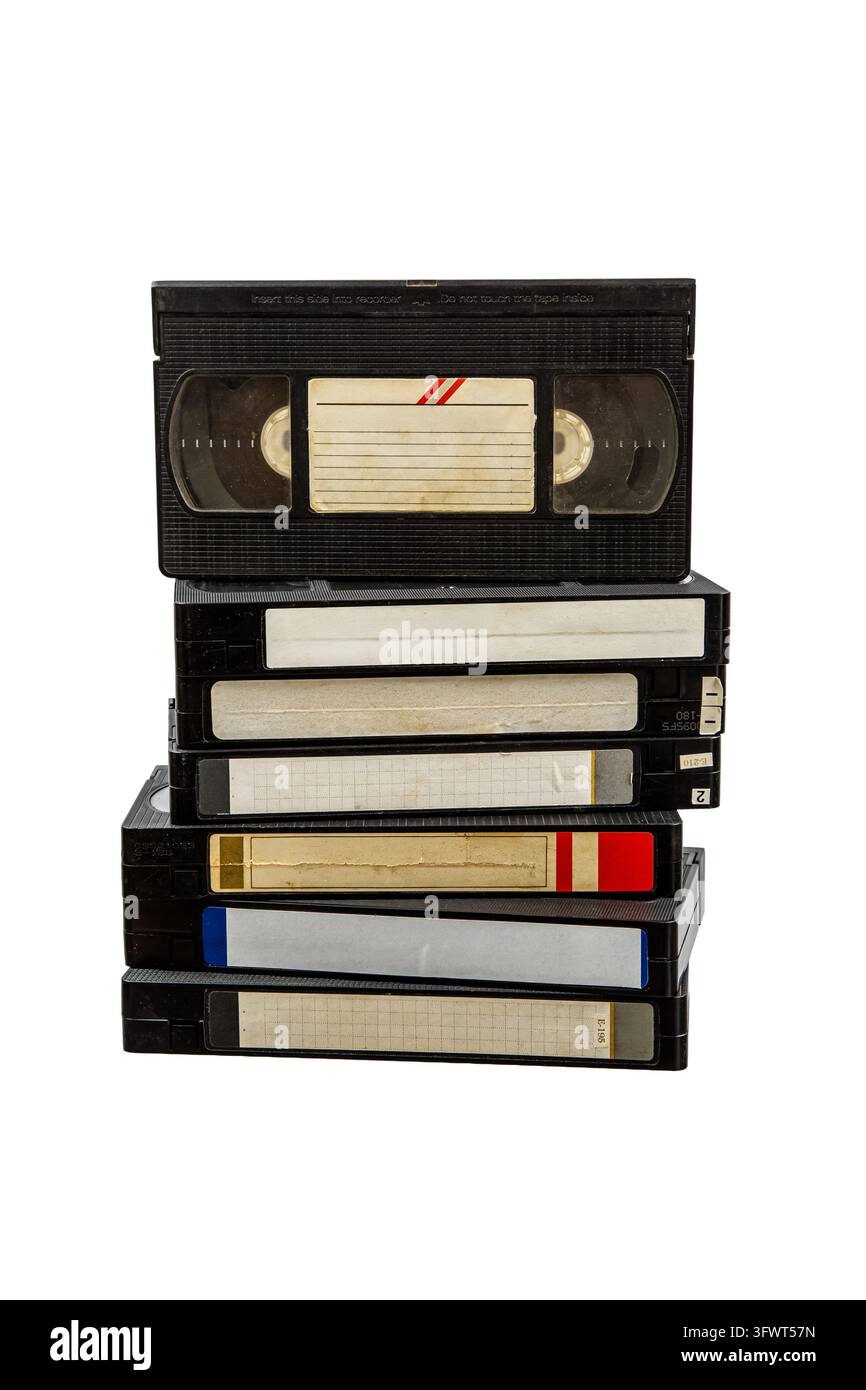 Pila di vecchie cassette video VHS nere isolate su bianco. Foto Stock