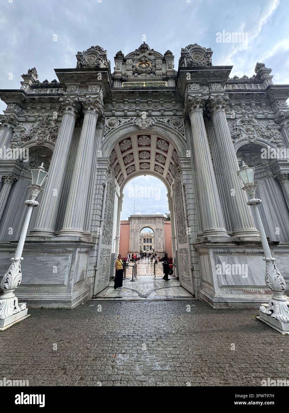 Porta di marmo ornata del Tesoro al Palazzo di Dolmabahçe in una giornata di pioggia, Istanbul, Turchia - Immagine stock catturata con smartphone