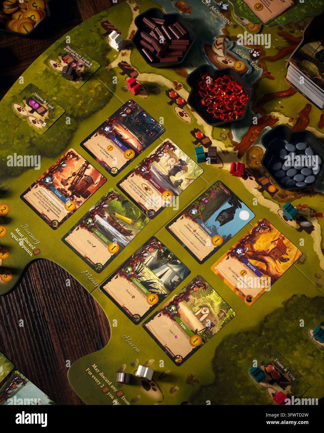 Queretaro, Queretaro, 10 10 2026. Componenti del gioco da tavolo Everdell esposti sulla superficie di gioco sotto una luce drammatica. Ritratto in primo piano che mostra th Foto Stock