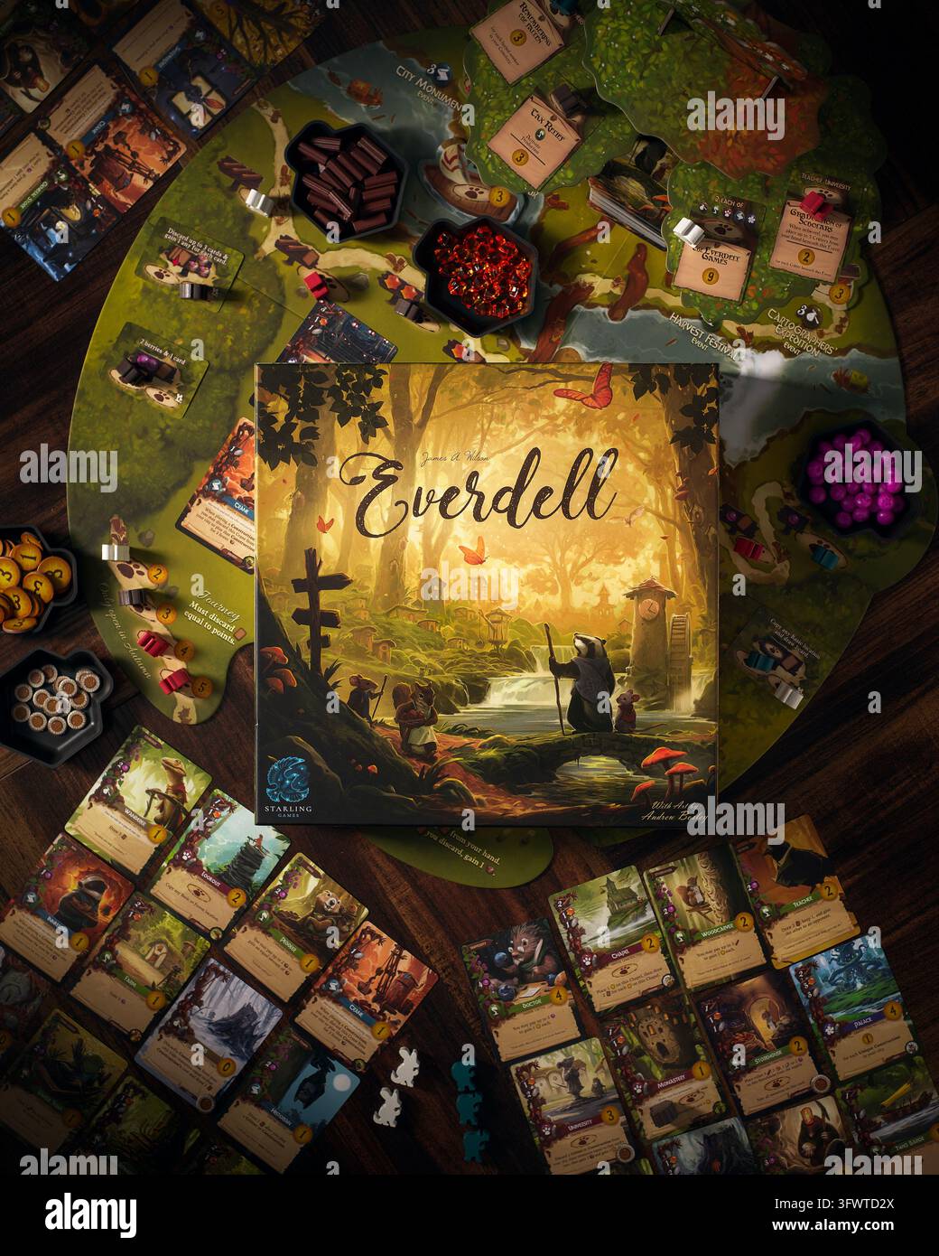 Queretaro, Queretaro, 10 10 2026. Componenti del gioco da tavolo Everdell esposti sulla superficie di gioco sotto una luce drammatica. Ritratto in primo piano che mostra th Foto Stock
