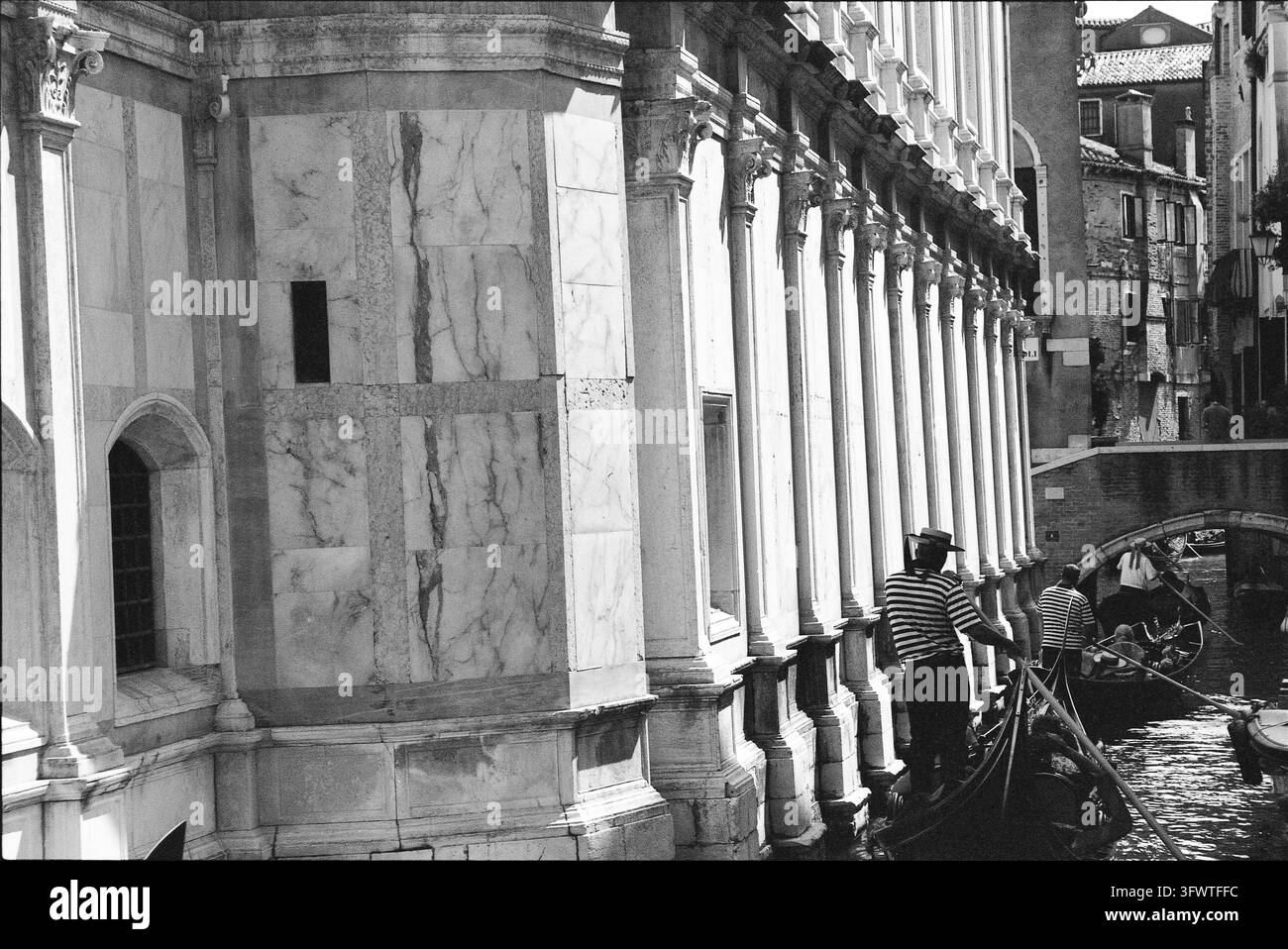 Gondole, Venezia, Italia. Fotografia analogica, 2026. Foto Stock