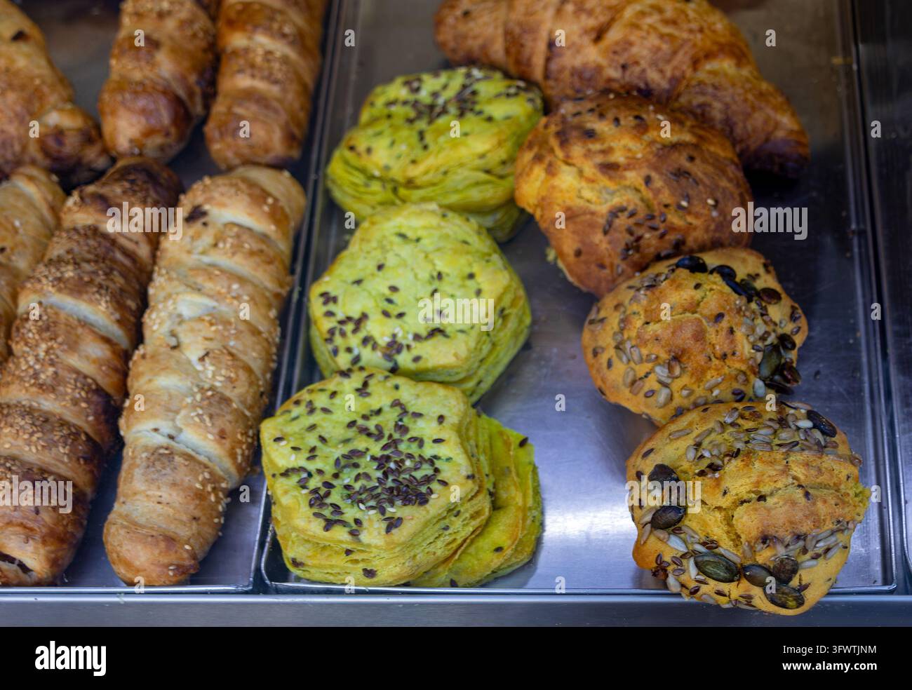Pastecche fresche, gustose, dolci e salate sullo scaffale della panetteria locale Foto Stock