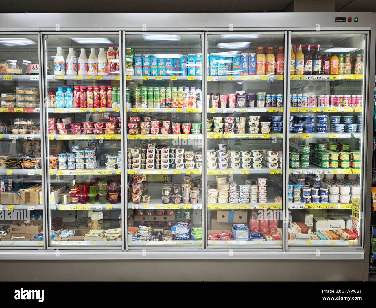 Kirov, Russia – 09 aprile 2026: Scaffali in un negozio moderno espongono una vasta gamma di prodotti mentre i clienti scelgono articoli. I clienti si muovono tra i corridoi Foto Stock