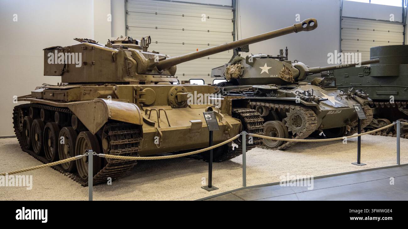 Wantzenau, Francia - 24 gen 26: Un carro britannico Comet con cannone lungo e freno di bocca si trova accanto a un M24 Chaffee americano al parco MM di La Wantzenau, Foto Stock