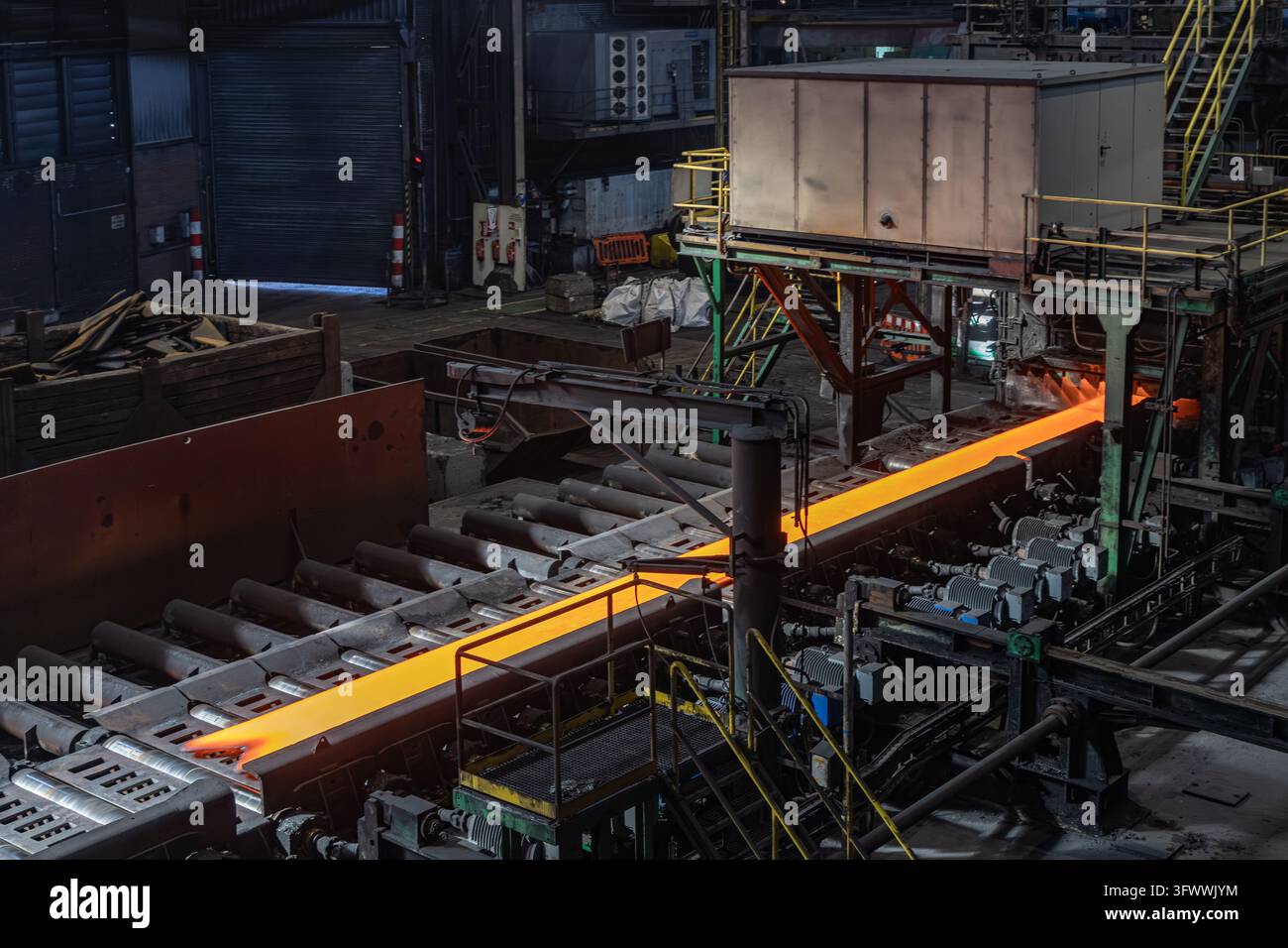 Vista di una piastra d'acciaio incandescente che si muove su rulli industriali nell'impianto Tata Steel di Velsen-Noord, Noord-Holland, Paesi Bassi. Foto Stock