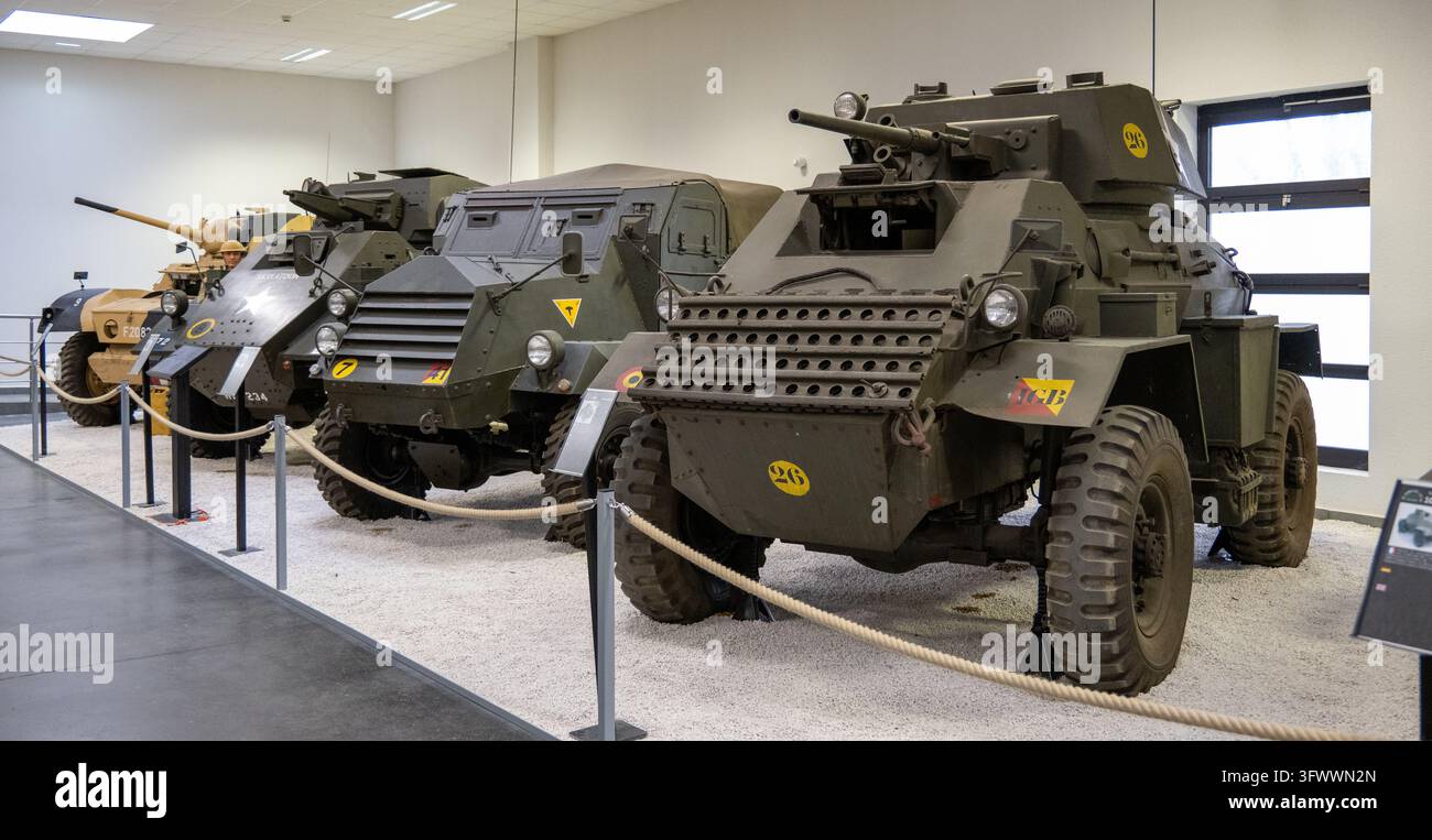 Wantzenau, Francia - 24 gen 26: Un’auto blindata Humber e altri veicoli militari su ruote si trovano dietro una barriera di corda al Parco MM di La Wantzenau, in Alsazia Foto Stock