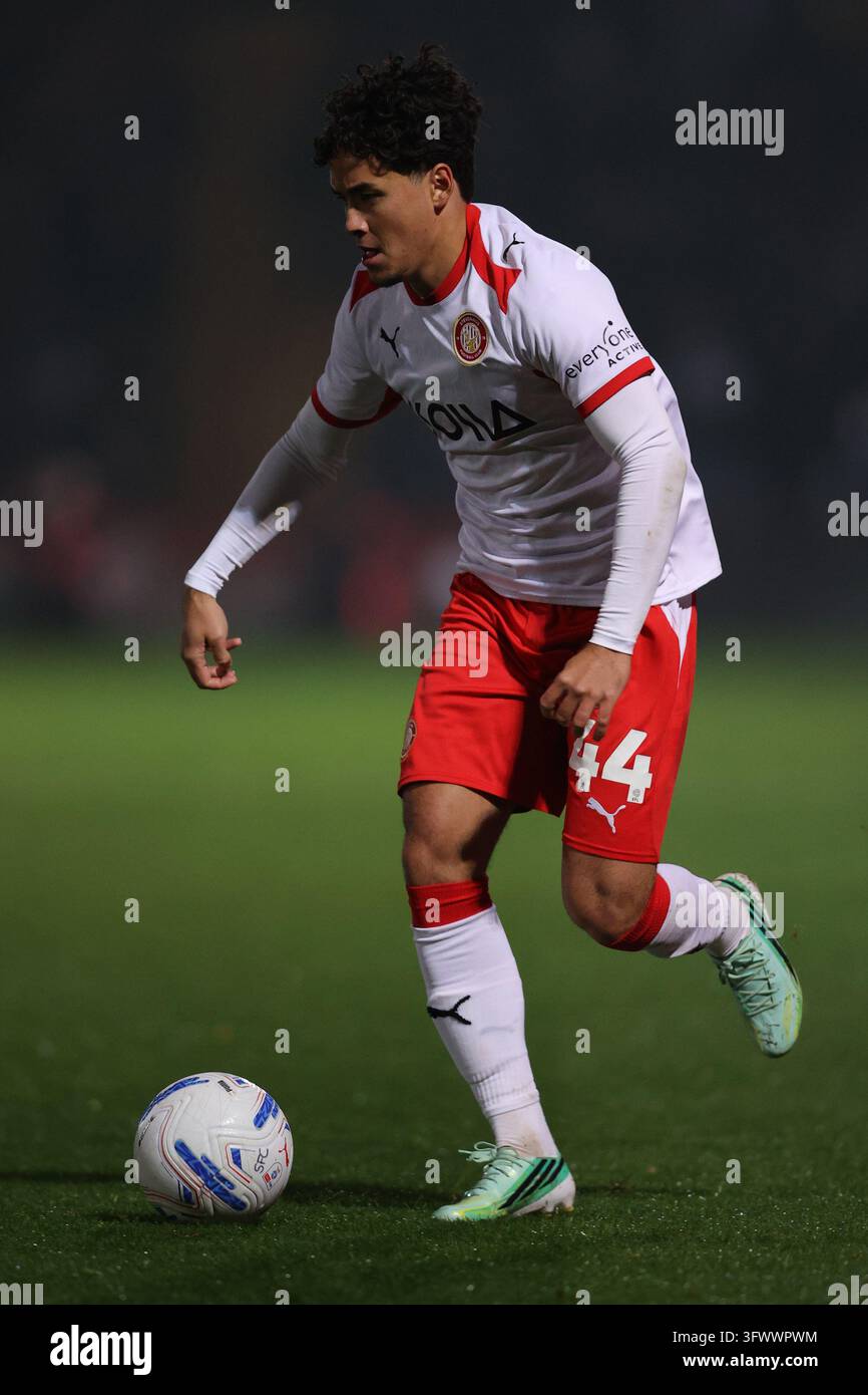 Phoenix Patterson dello Stevenage con il pallone durante la partita di Sky Bet League One Stevenage contro Plymouth Argyle allo Lamex Stadium, Stevenage, Regno Unito il 20 ottobre 2026 (Foto di Harvey Murphy/News Images) Foto Stock