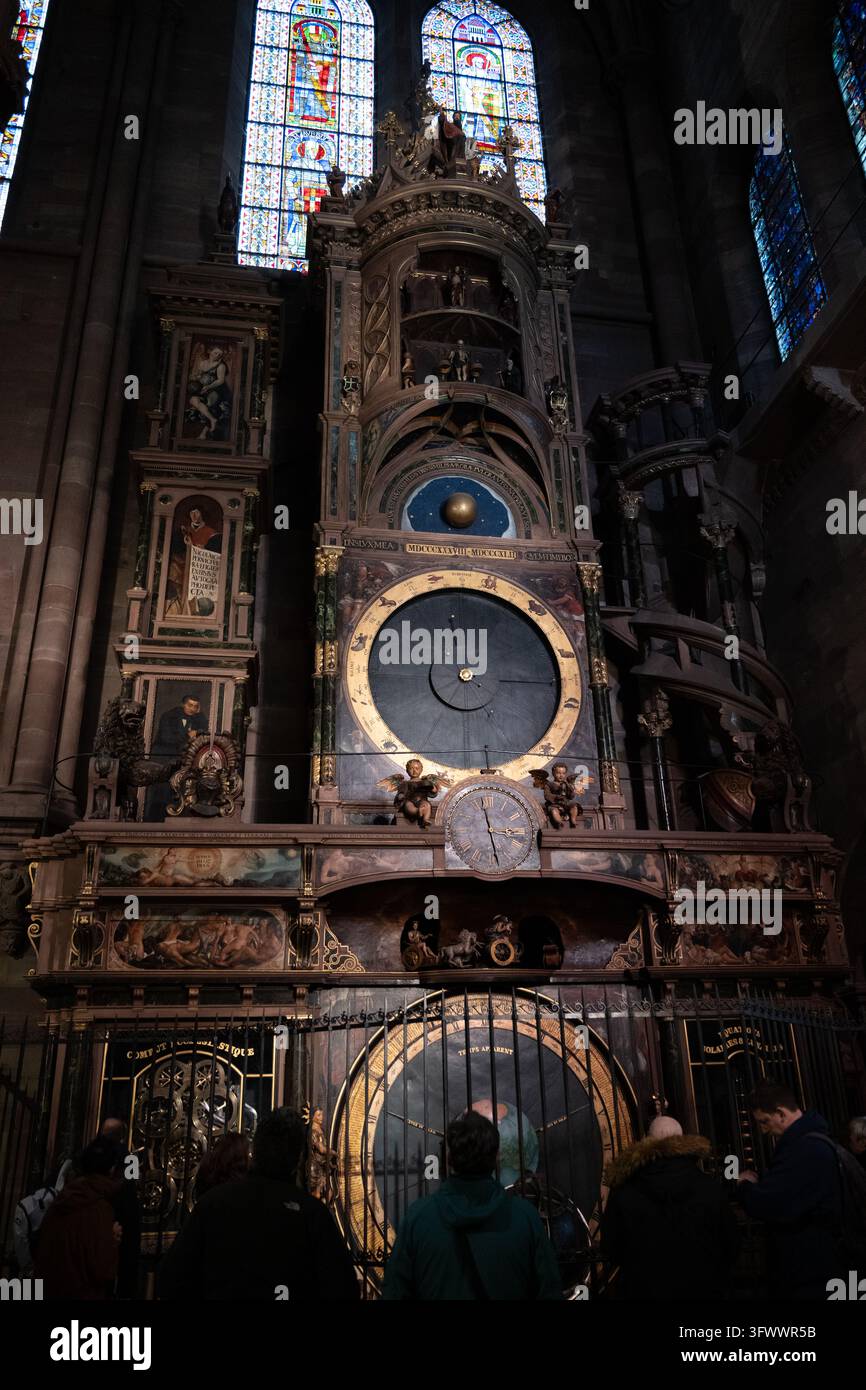 L'orologio astronomico della cattedrale di Strasburgo, con quadranti astronomici, un globo celeste e automi scolpiti, a Strasburgo, Alsazia, Francia. Foto Stock