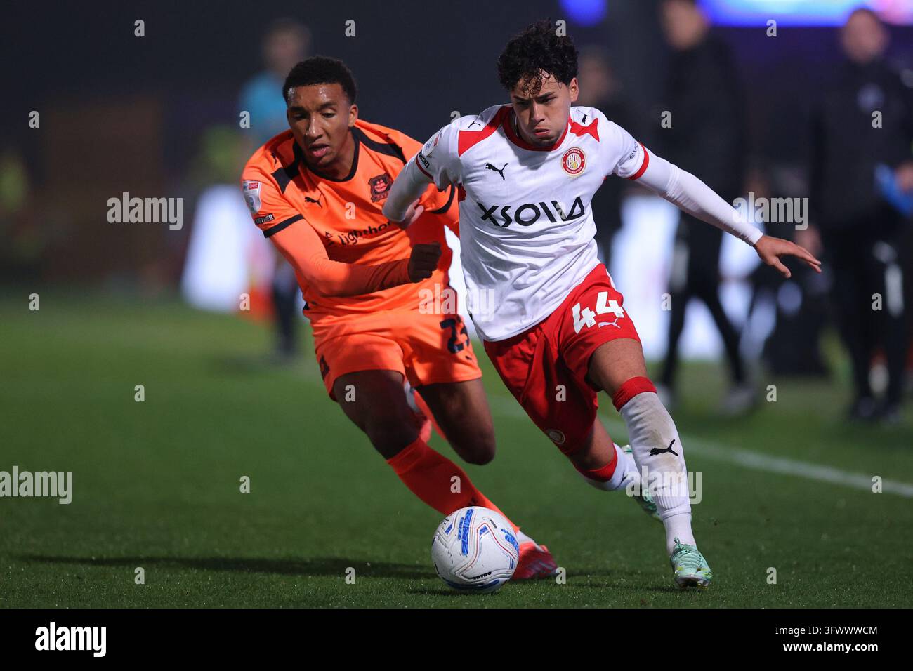 Phoenix Patterson dello Stevenage e Bradley Ibrahim del Plymouth Argyle si scontrano durante la partita di Sky Bet League One Stevenage contro Plymouth Argyle al Lamex Stadium, Stevenage, Regno Unito il 20 ottobre 2026 (Foto di Harvey Murphy/News Images) Foto Stock