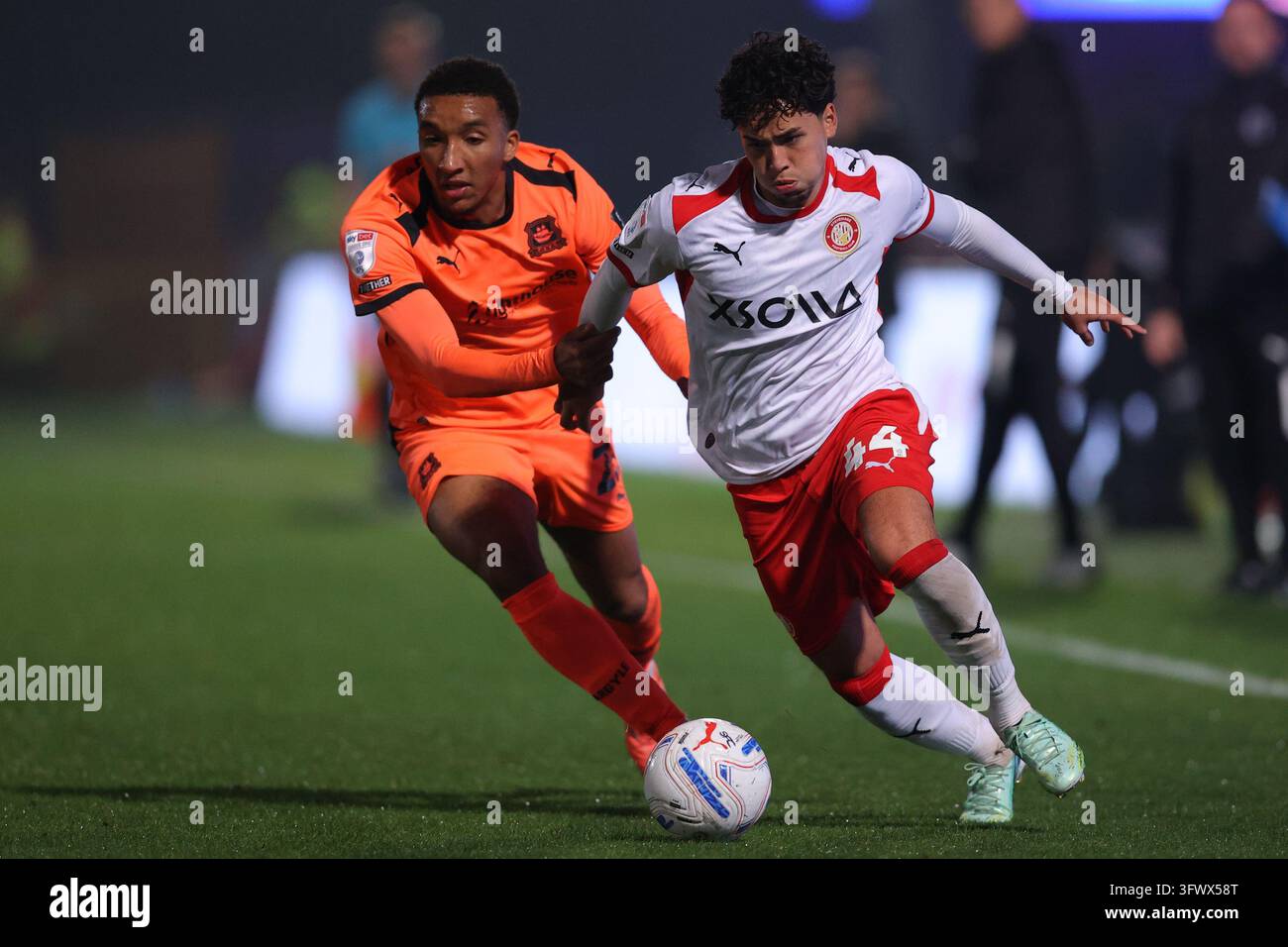 Stevenage, UK. 20 ott., 2026. Phoenix Patterson dello Stevenage e Bradley Ibrahim del Plymouth Argyle durante la partita Sky Bet League One Stevenage contro Plymouth Argyle al Lamex Stadium, Stevenage, Regno Unito il 20 ottobre 2026 (Foto di Harvey Murphy/News Images) a Stevenage, Regno Unito il 20/10/2026. (Foto di Harvey Murphy/News Images/Sipa USA) Credit: Sipa USA/Alamy Live News Foto Stock