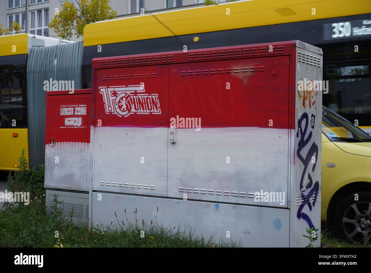 Berlino, Germania – 21 ottobre 2026: Cassetta elettrica dipinta nei colori rosso e bianco del club del 1. FC Union Berlin, con il logo del club, Karow. Foto Stock