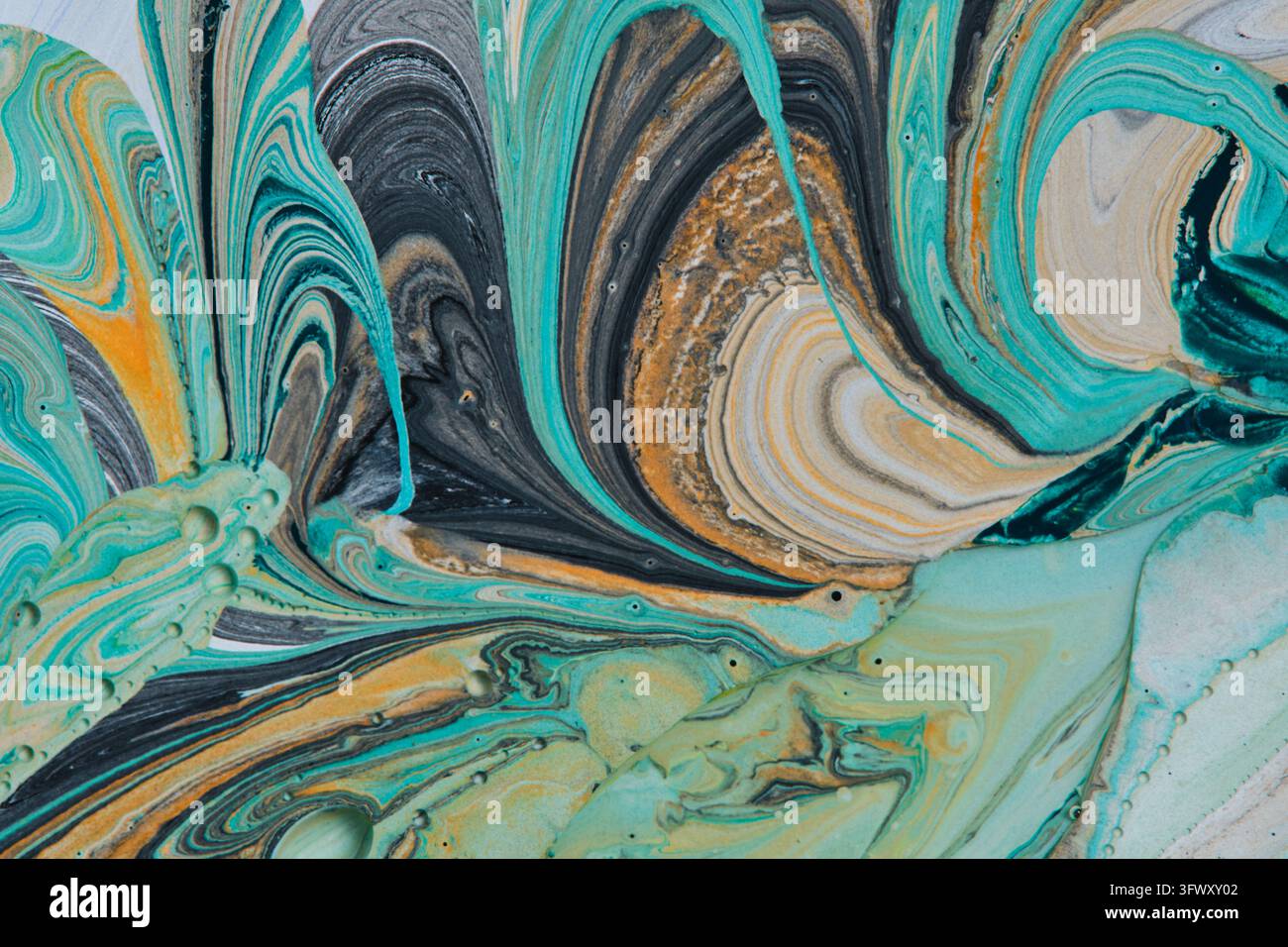 Elegante composizione artistica fluida con drammatiche onde di marmo turchesi, nere e arancioni Foto Stock