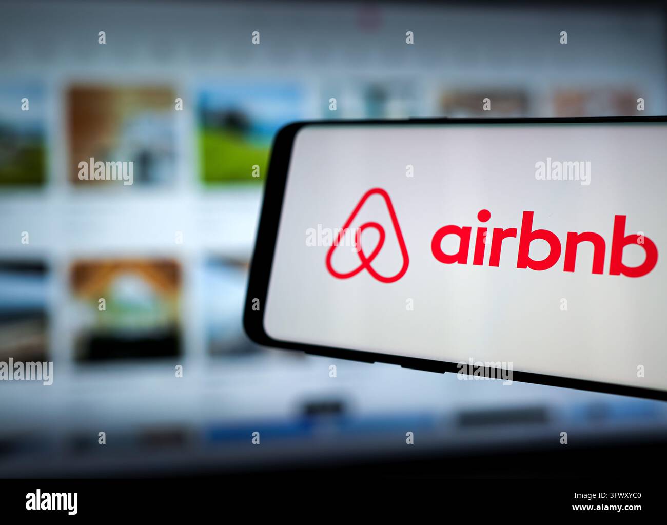 Il mercato online di Airbnb per gli affitti domestici - logotipo sul dispositivo mobile Foto Stock