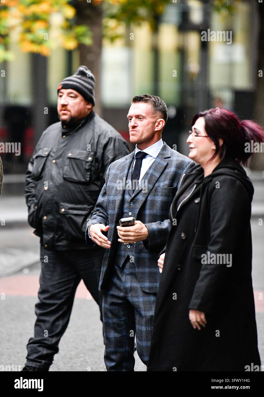 LONDRA, REGNO UNITO - 21 OTTOBRE 2026: L'attivista di estrema destra Tommy Robinson, il cui vero nome è Stephen Yaxley-Lennon, arriva al Southwark Crown Court nel terzo giorno del suo processo penale a Londra, in Inghilterra. Yaxley-Lennon, 43 anni, è accusato di due reati di molestie che hanno causato paura di violenza nei confronti di due giornalisti di MailOnline nell'agosto 2024. Ha dichiarato di non essere colpevole di entrambe le accuse. Foto Stock