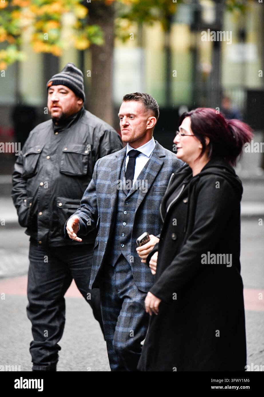 LONDRA, REGNO UNITO - 21 OTTOBRE 2026: L'attivista di estrema destra Tommy Robinson, il cui vero nome è Stephen Yaxley-Lennon, arriva al Southwark Crown Court nel terzo giorno del suo processo penale a Londra, in Inghilterra. Yaxley-Lennon, 43 anni, è accusato di due reati di molestie che hanno causato paura di violenza nei confronti di due giornalisti di MailOnline nell'agosto 2024. Ha dichiarato di non essere colpevole di entrambe le accuse. Foto Stock