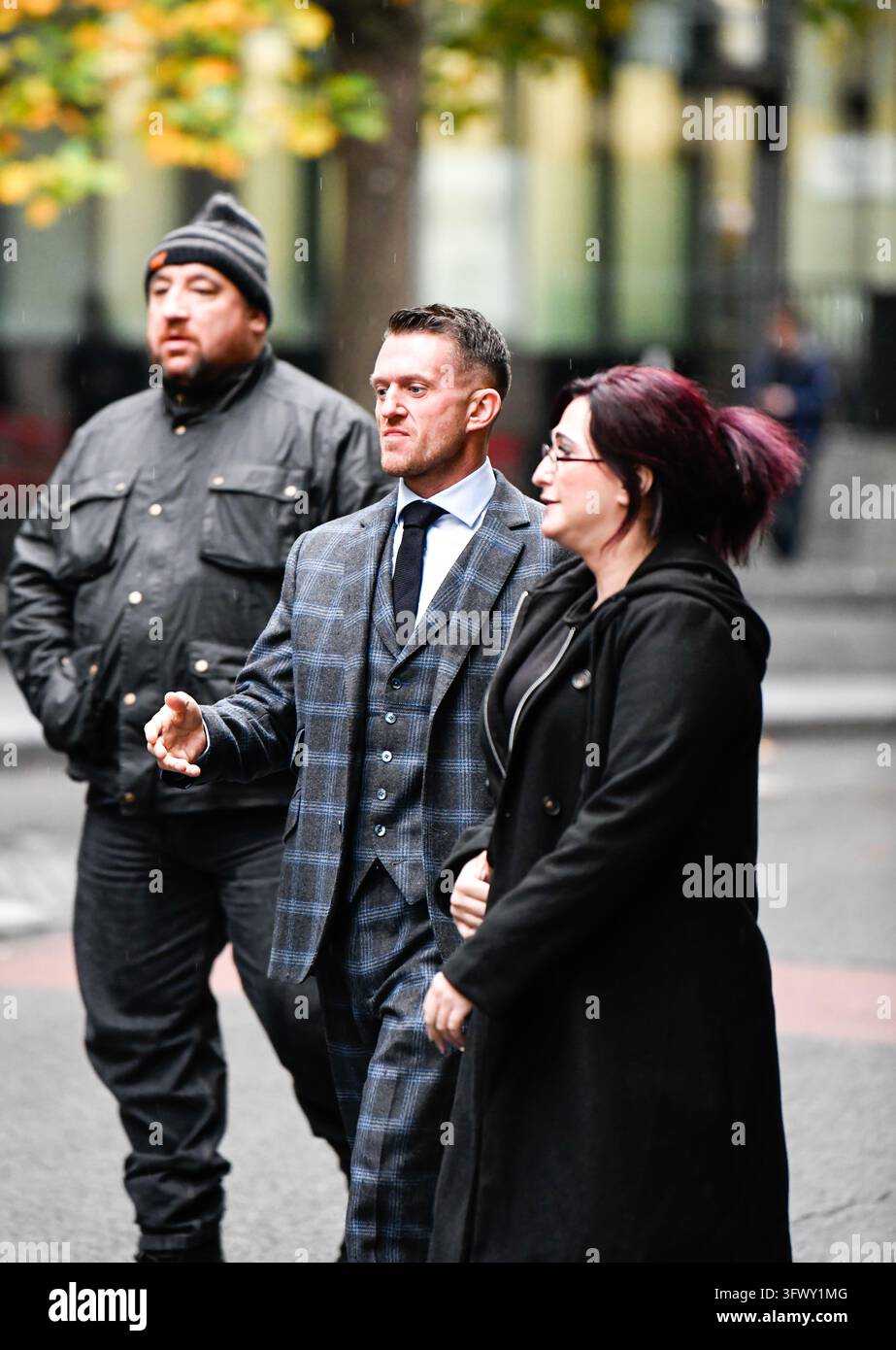 LONDRA, REGNO UNITO - 21 OTTOBRE 2026: L'attivista di estrema destra Tommy Robinson, il cui vero nome è Stephen Yaxley-Lennon, arriva al Southwark Crown Court nel terzo giorno del suo processo penale a Londra, in Inghilterra. Yaxley-Lennon, 43 anni, è accusato di due reati di molestie che hanno causato paura di violenza nei confronti di due giornalisti di MailOnline nell'agosto 2024. Ha dichiarato di non essere colpevole di entrambe le accuse. Foto Stock