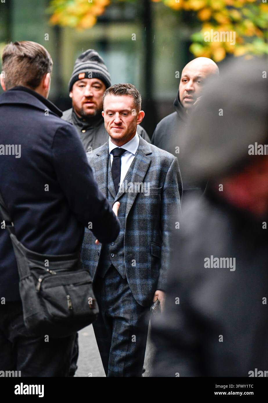 LONDRA, REGNO UNITO - 21 OTTOBRE 2026: L'attivista di estrema destra Tommy Robinson, il cui vero nome è Stephen Yaxley-Lennon, arriva al Southwark Crown Court nel terzo giorno del suo processo penale a Londra, in Inghilterra. Yaxley-Lennon, 43 anni, è accusato di due reati di molestie che hanno causato paura di violenza nei confronti di due giornalisti di MailOnline nell'agosto 2024. Ha dichiarato di non essere colpevole di entrambe le accuse. Foto Stock