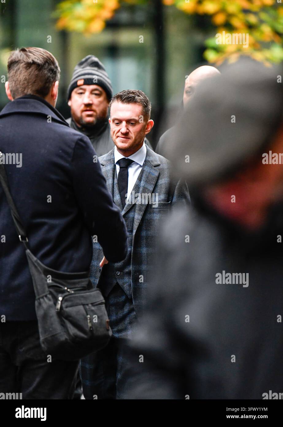 LONDRA, REGNO UNITO - 21 OTTOBRE 2026: L'attivista di estrema destra Tommy Robinson, il cui vero nome è Stephen Yaxley-Lennon, arriva al Southwark Crown Court nel terzo giorno del suo processo penale a Londra, in Inghilterra. Yaxley-Lennon, 43 anni, è accusato di due reati di molestie che hanno causato paura di violenza nei confronti di due giornalisti di MailOnline nell'agosto 2024. Ha dichiarato di non essere colpevole di entrambe le accuse. Foto Stock