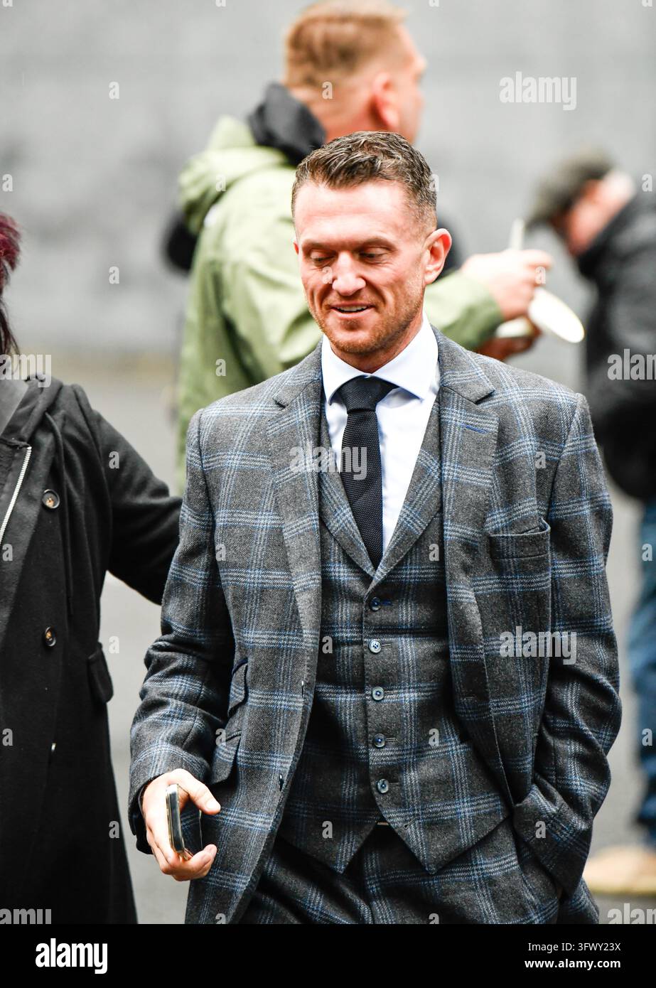 LONDRA, REGNO UNITO - 21 OTTOBRE 2026: L'attivista di estrema destra Tommy Robinson, il cui vero nome è Stephen Yaxley-Lennon, arriva al Southwark Crown Court nel terzo giorno del suo processo penale a Londra, in Inghilterra. Yaxley-Lennon, 43 anni, è accusato di due reati di molestie che hanno causato paura di violenza nei confronti di due giornalisti di MailOnline nell'agosto 2024. Ha dichiarato di non essere colpevole di entrambe le accuse. Foto Stock