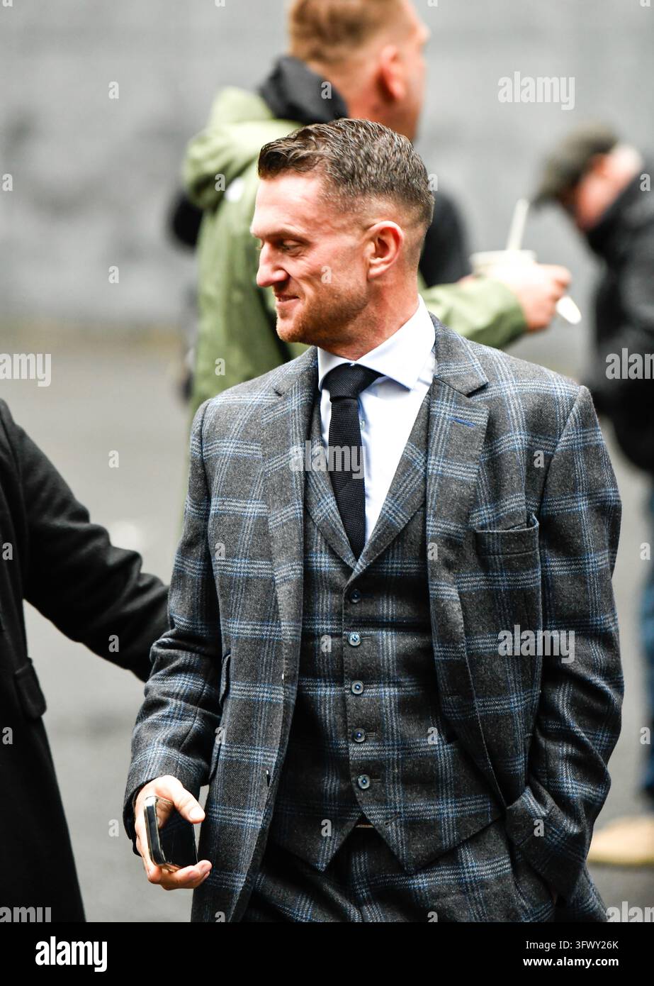 LONDRA, REGNO UNITO - 21 OTTOBRE 2026: L'attivista di estrema destra Tommy Robinson, il cui vero nome è Stephen Yaxley-Lennon, arriva al Southwark Crown Court nel terzo giorno del suo processo penale a Londra, in Inghilterra. Yaxley-Lennon, 43 anni, è accusato di due reati di molestie che hanno causato paura di violenza nei confronti di due giornalisti di MailOnline nell'agosto 2024. Ha dichiarato di non essere colpevole di entrambe le accuse. Foto Stock