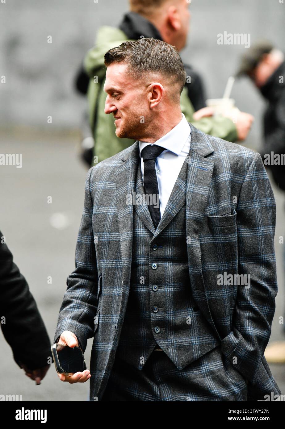 LONDRA, REGNO UNITO - 21 OTTOBRE 2026: L'attivista di estrema destra Tommy Robinson, il cui vero nome è Stephen Yaxley-Lennon, arriva al Southwark Crown Court nel terzo giorno del suo processo penale a Londra, in Inghilterra. Yaxley-Lennon, 43 anni, è accusato di due reati di molestie che hanno causato paura di violenza nei confronti di due giornalisti di MailOnline nell'agosto 2024. Ha dichiarato di non essere colpevole di entrambe le accuse. Foto Stock