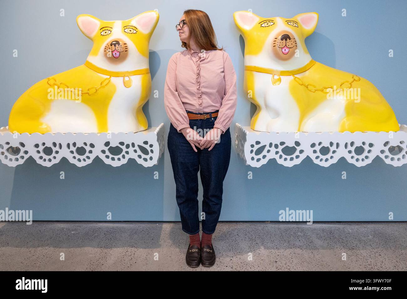 Londra, Regno Unito. 21 ottobre 2026. Un membro dello staff con ‘Corgi Dogs‘, polistirolo e acrilico, 2025, in anteprima di ‘Faerdom: Now As Ever‘, una nuova mostra di illustrazione contemporanea di Vince Ibay e Jessica Miller, che lavorano insieme come Fromm Studio. La mostra, che esplora come il paesaggio digitale sta modellando le nostre vite moderne, si svolge al Quentin Blake Centre for Illustration a Clerkenwell dal 23 ottobre 2026 al 29 marzo 2027. Credito: Stephen Chung / Alamy Live News Foto Stock
