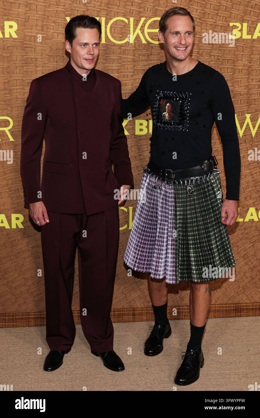 Los Angeles, Stati Uniti. 21 ottobre 2026. LOS ANGELES, CALIFORNIA, USA - 20 OTTOBRE: Bill Skarsgard e suo fratello Alexander Skarsgard indossano Chopova Lowena, stilizzati da Harry Lambert, e arrivano alla prima di Los Angeles di "Wicker" di Black Bear presso il complesso teatrale DGA della Directors Guild of America il 20 ottobre 2026 a Los Angeles, California, Stati Uniti. (Foto di Kay Qiao/Image Press Agency) Credit: Image Press Agency/Alamy Live News Foto Stock