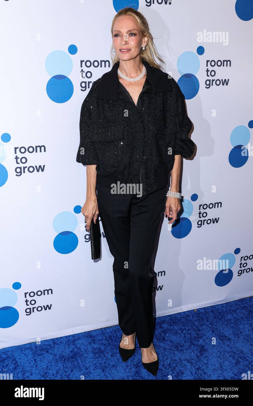 New York City, Stati Uniti. 21 ottobre 2026. MANHATTAN, NEW YORK CITY, NEW YORK, USA - 20 OTTOBRE: Uma Thurman arriva alla Room To Grow Annual Gala 2026 tenutasi al Ziegfeld Ballroom il 20 ottobre 2026 a Manhattan, New York City, New York, Stati Uniti. ( Credito: Image Press Agency/Alamy Live News Foto Stock