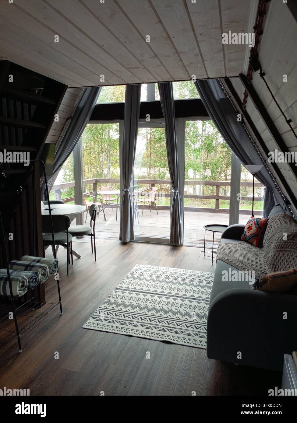 Interno di una cabina a forma di A, design degli interni, soggiorno. Foto Stock