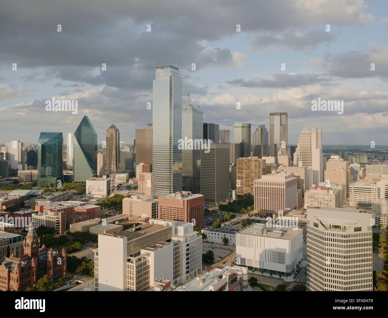 Silhouette della zona centrale di Dallas con il Old Red Courthouse in primo piano a Dallas, Texas Foto Stock